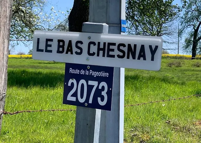 Le Bas Chesnay En Poiraie Holiday home *